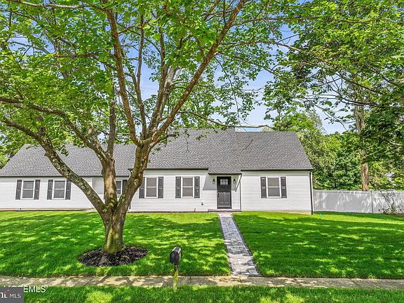 2nd image of 133 Stonehedge Dr