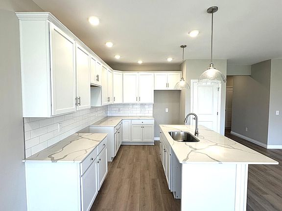 3rd image of 1002 N Ridge Dr