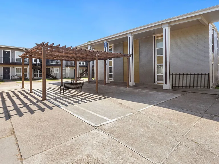 Plaza on Hammerly — Photo 18