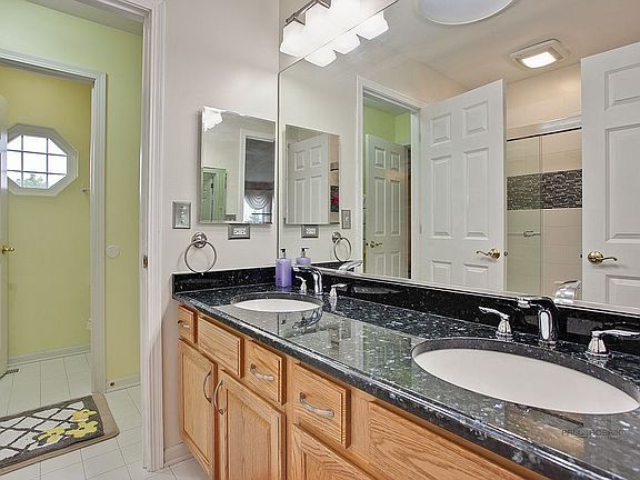 Jack and Jill bathroom (3)