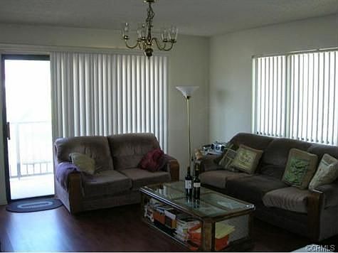 4th image of 410 W Hampton Ave