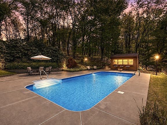 4th image of 102 Foxwood Dr