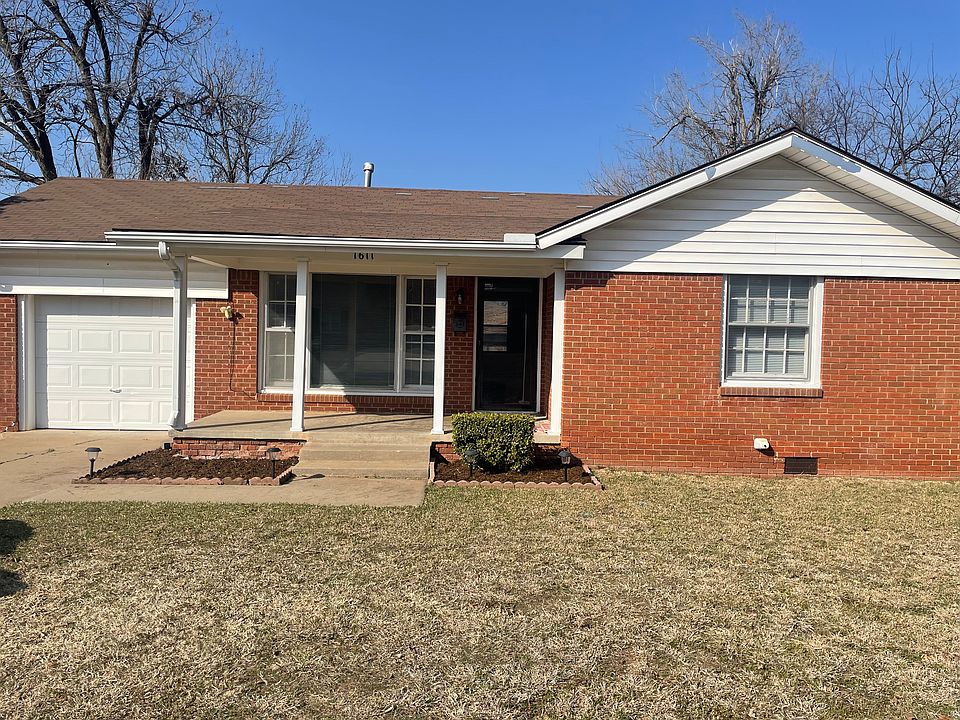 Front view of this beautiful little house!!