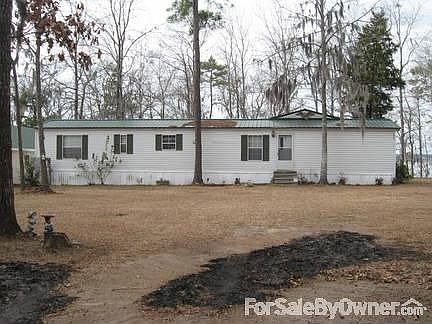 Front of the manufactured home : Taken from the road, this property is included in the purchase.