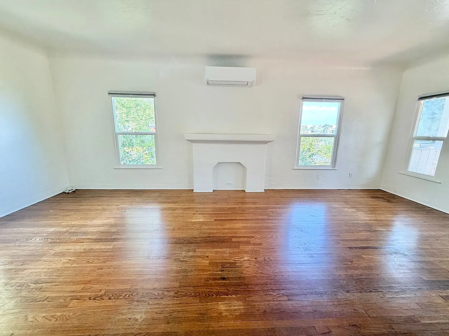 Top-Floor Duplex with Private Terrace & Two Garages, Minutes from Silver Lake Reservoir — Photo 2