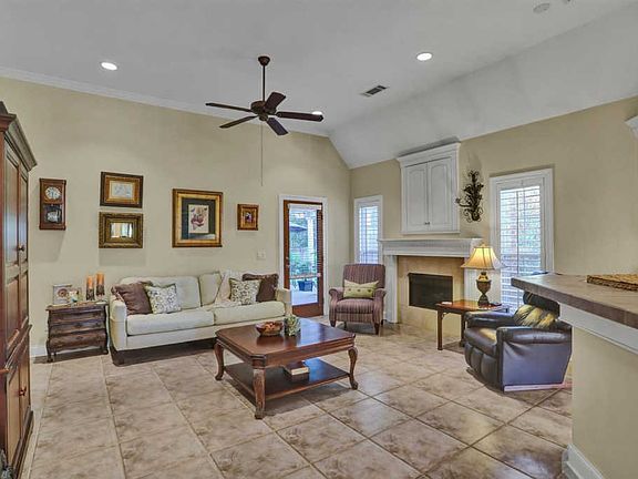 5th image of 205 E Towne Dr