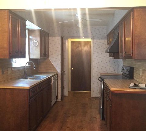 3rd image of 2131 E 46th St