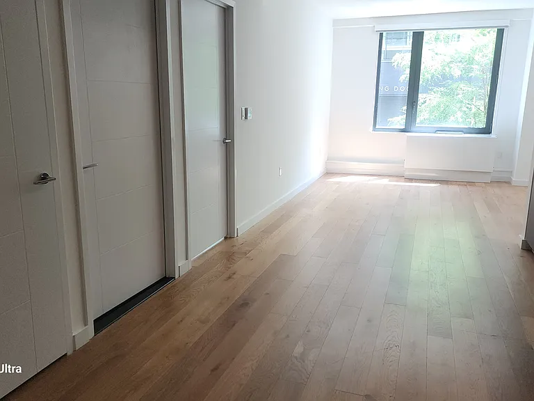 411 35th St #2G — Photo 2