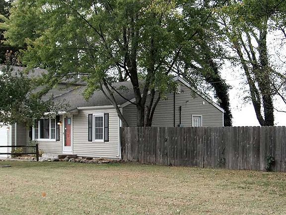 2nd image of 600 E Oak St