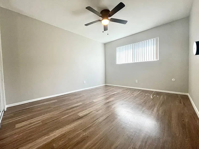 1141 E 7th St #3 — Photo 9