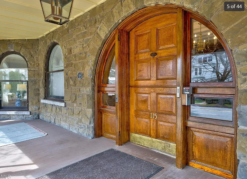 1 bed, 700 sqft, $2,200 — Photo 2