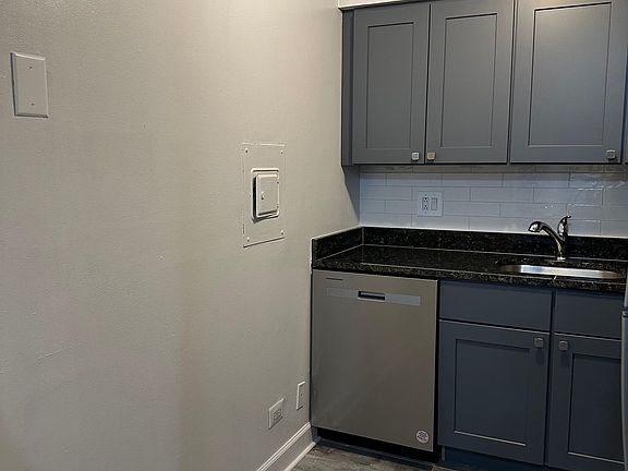 4th image of 3825-413 N Pine Grove Ave