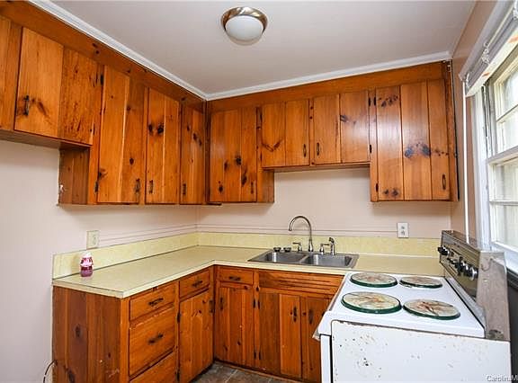 3rd image of 2006 Weirs Ln