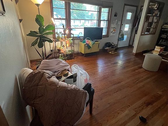 2nd image of 1304 1/2 Wall Ave
