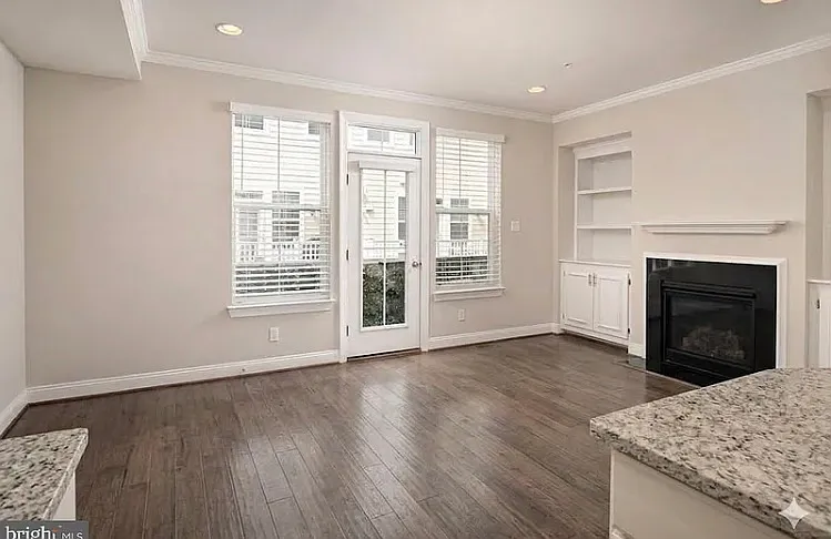 3 bed, 2272 sqft, $3,900 — Photo 3