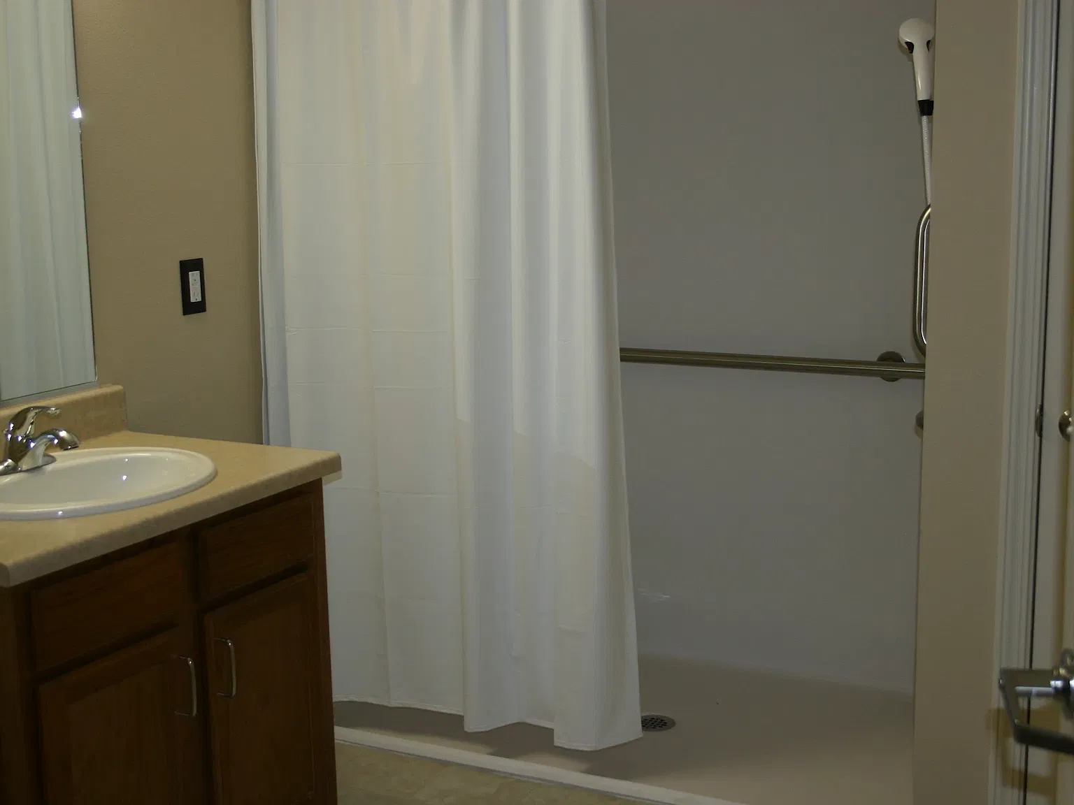 Courtyard at King's Dominion Senior Apartments — Photo 3