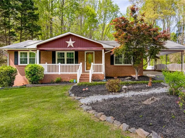 2305 Amelia Rd, Pfafftown, NC 27040