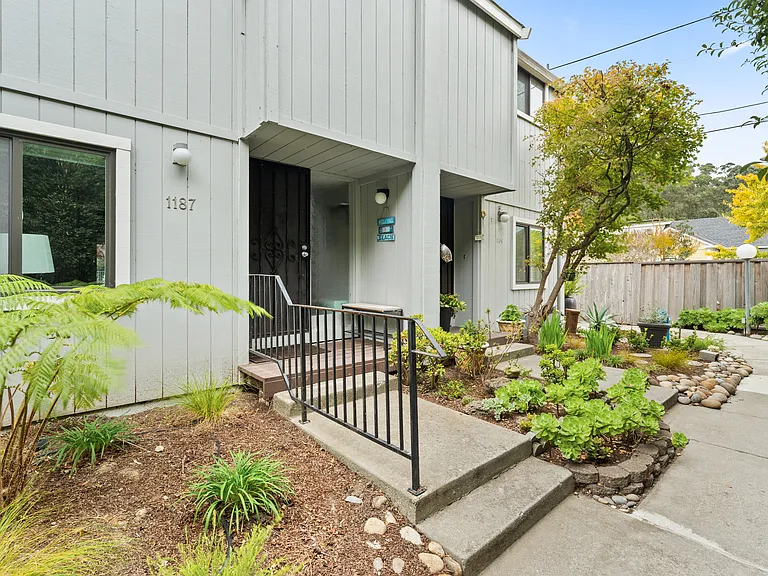 21187 E Cliff Dr — Photo 21