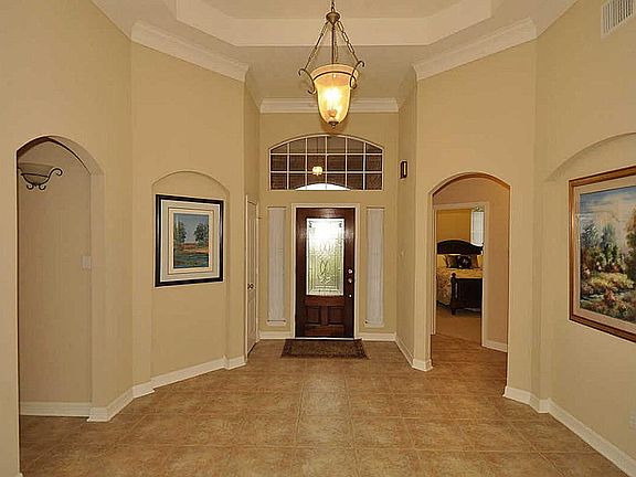  Inviting entry/foyer!