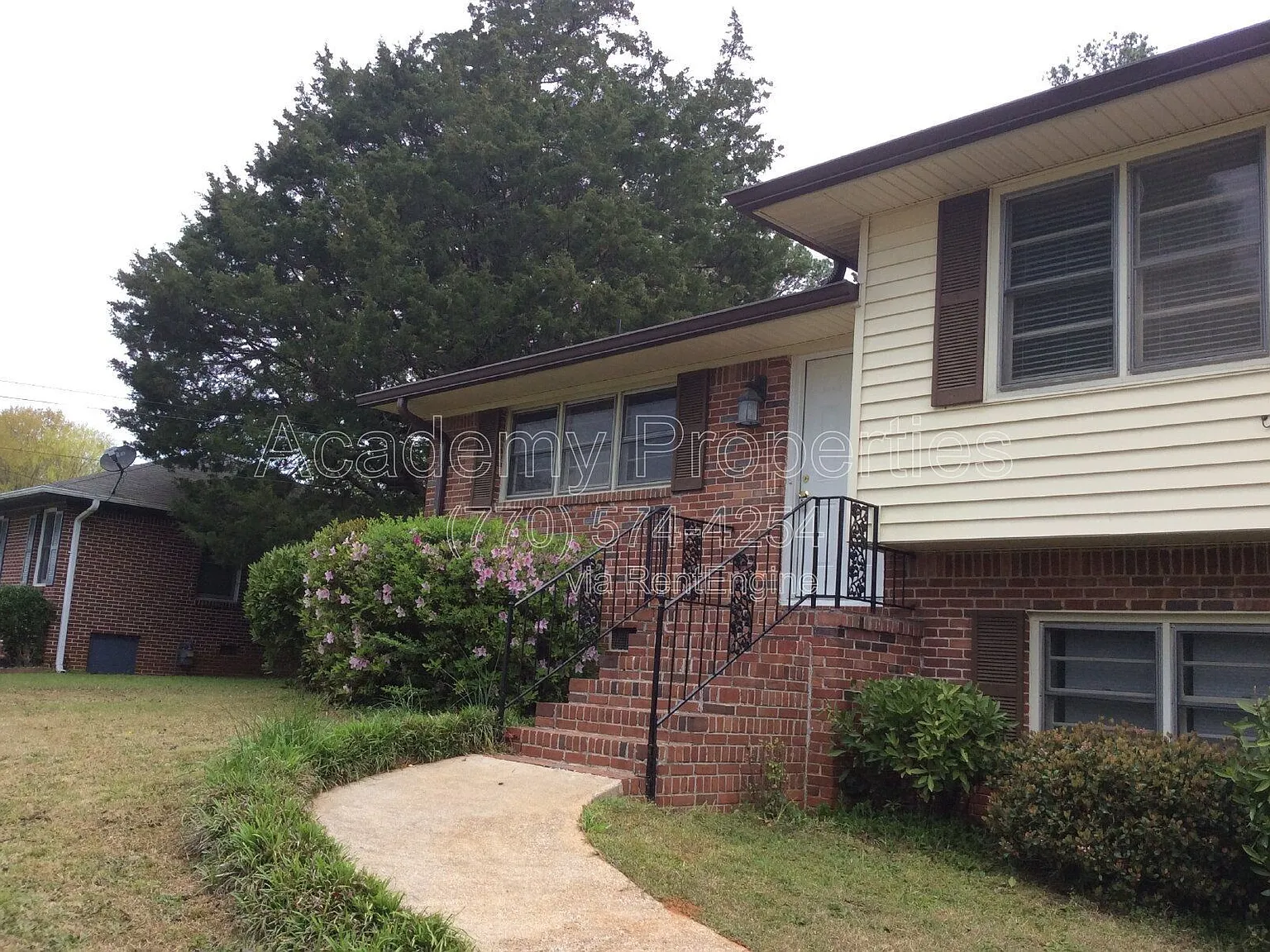 4 bed, 2.0 bath, 2164 sqft, $1,800 — Photo 1