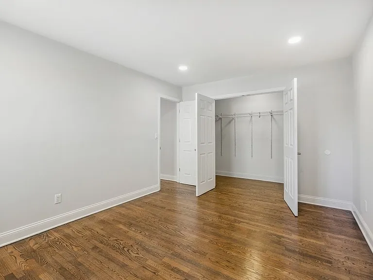 314 Oakwood Ave Apartments — Photo 10