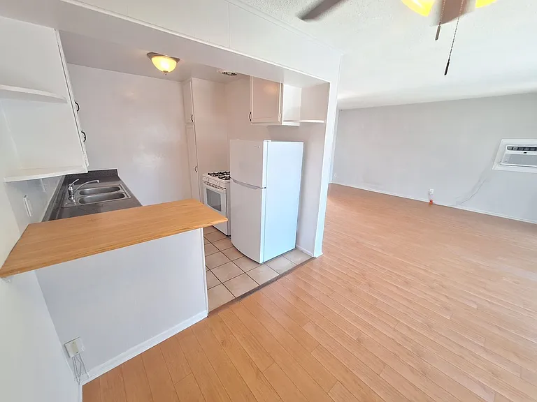 428 S Sherbourne Dr #5 — Photo 5