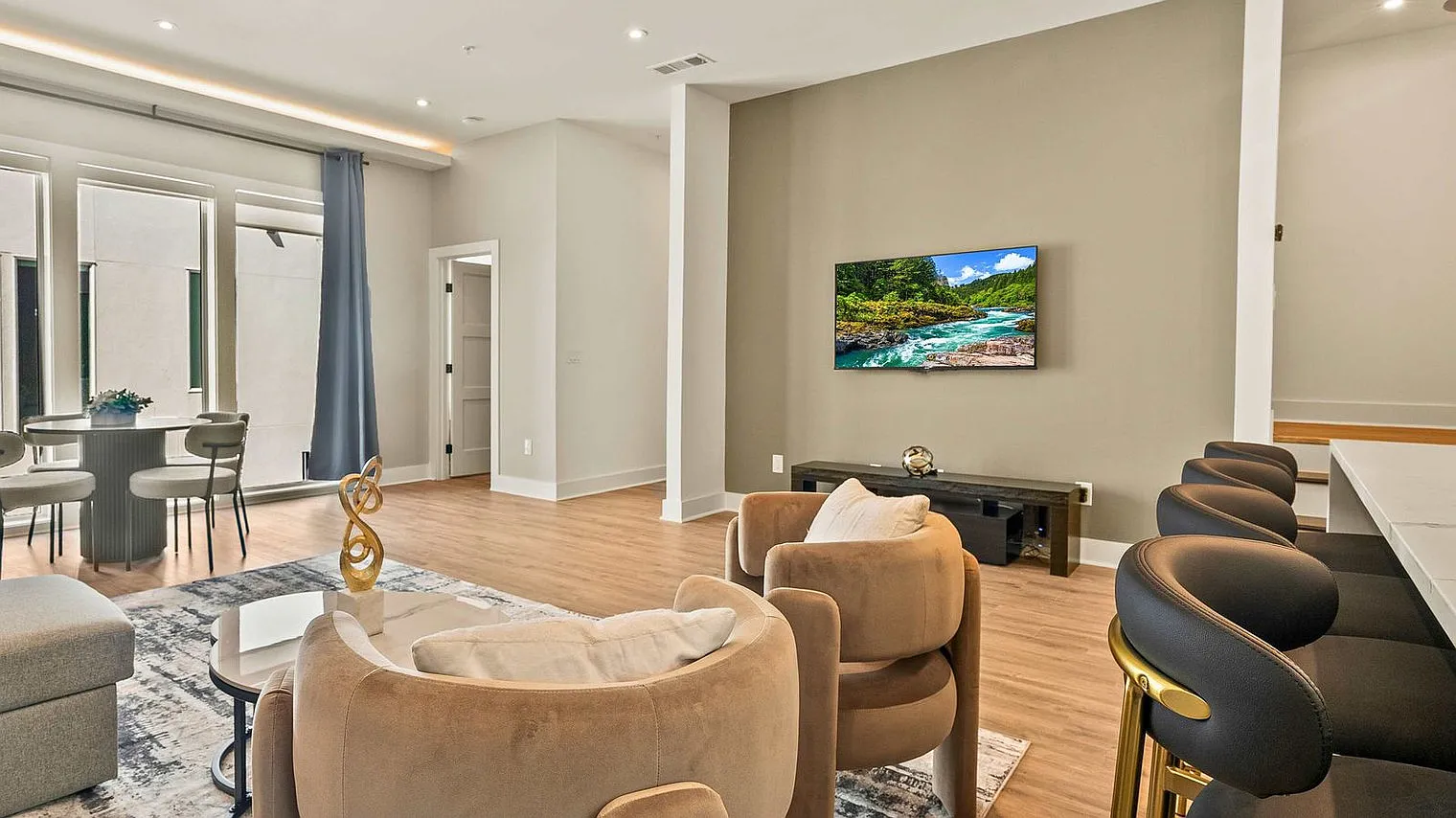 3 bed, 2.0 bath, $5,009 — Photo 2