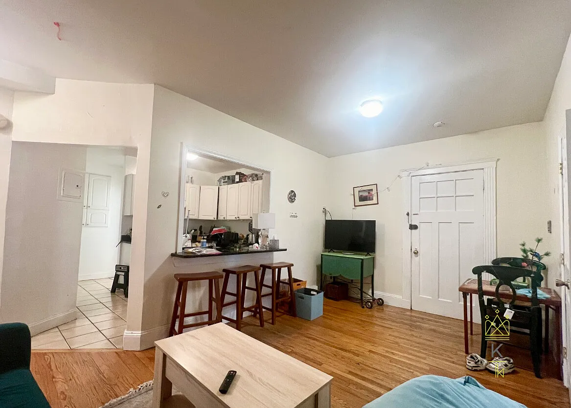 4 bed, 1.5 bath, $6,200 — Photo 3