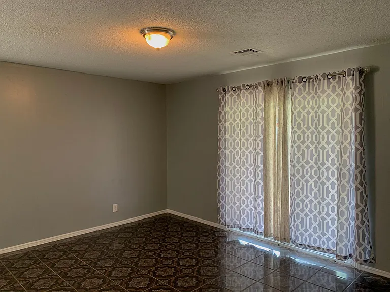 1417 SW 77th Pl — Photo 4