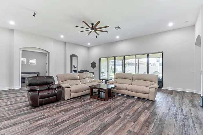 4 bed, 3.0 bath, 3418 sqft, $6,000 — Photo 4