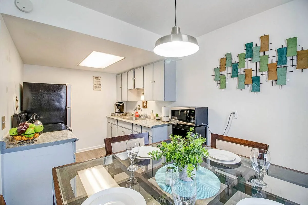 2 bed, 790 sqft, $2,400 — Photo 3