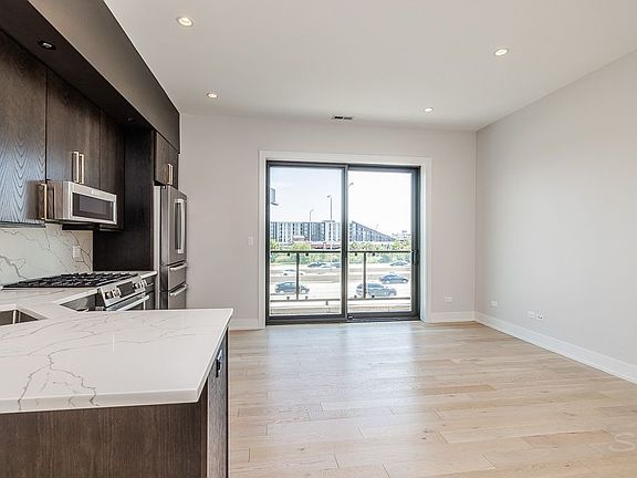 4th image of 2034 N Avondale Ave #1N
