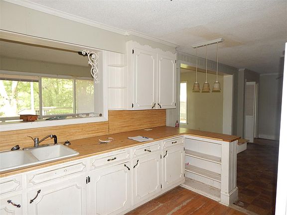 4th image of 182 Westwood Dr