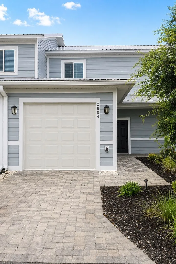 Stylish & Spacious Townhome Living in Winter Haven | 2 Bed 2.5 Bath | Modern Comfort ! — Photo 1
