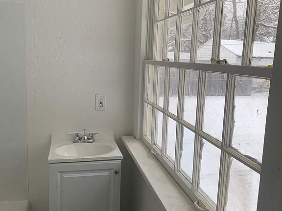 2nd image of 637 Storer Ave #1