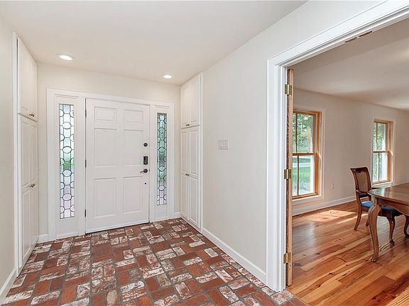 4th image of 156 Oak Hollow Dr
