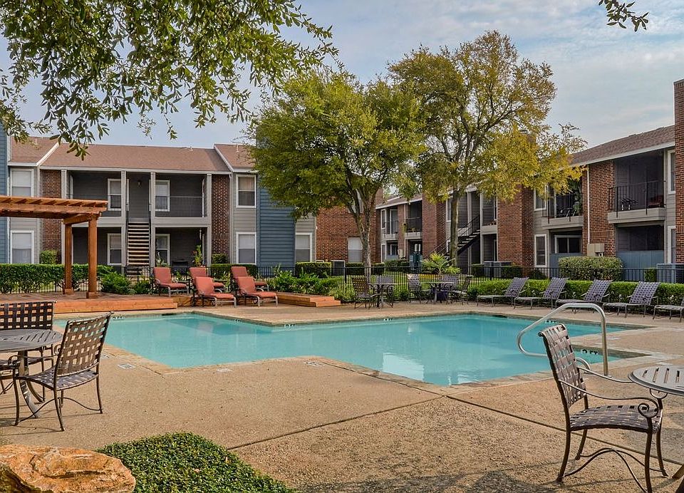 Oak Tree Village Apartments Pool Area and Seating