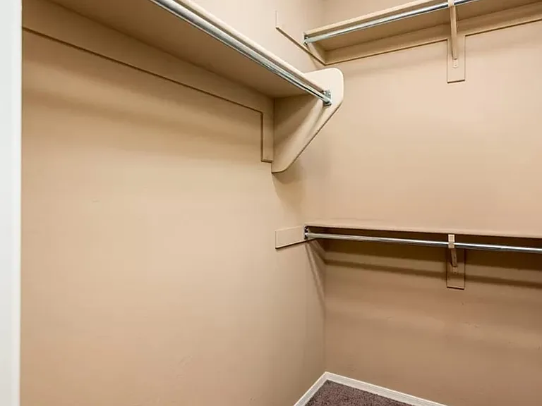 8904 S 58th Dr — Photo 16