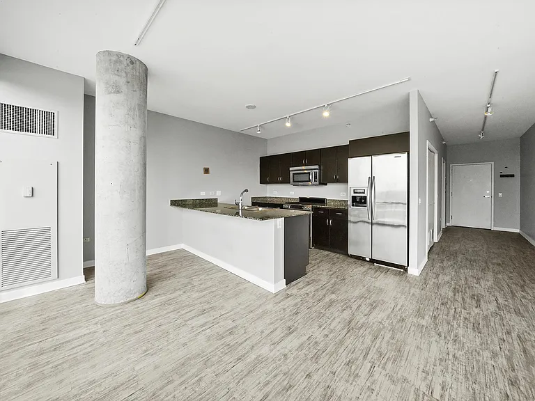 860 W Blackhawk St #2401 — Photo 11