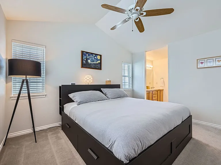 2524 Lexington St — Photo 3