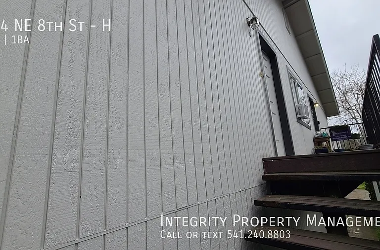 704 NE 8th St #H — Photo 2