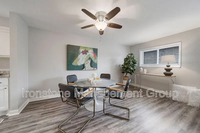 2 bed, 1.5 bath, $995 — Photo 2