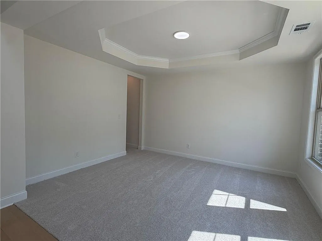 5 bed, 3.0 bath, 3000 sqft, $3,700 — Photo 3