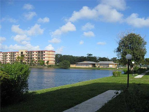 2nd image of 245 NE 191st St APT 3011