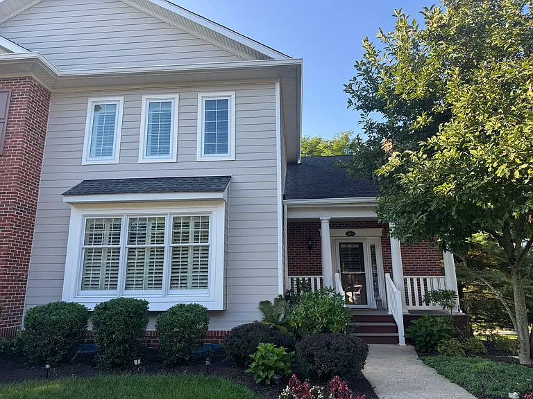 563 Gramercy Ln — Photo 1