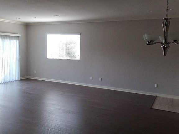 NO Common Walls with Neighbors. TOP FLOOR