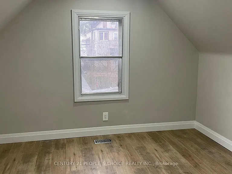136 Edgemont St N — Photo 25