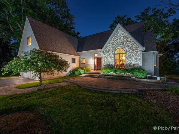 1901 River Terrace Dr, Johnsburg, IL 60051