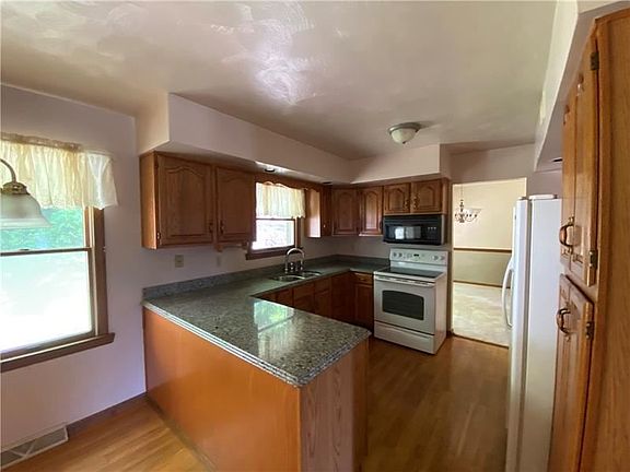 5th image of 229 Grandview Dr