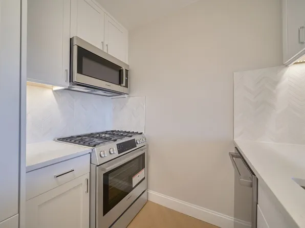 160 Riverside Boulevard image 5 of 12